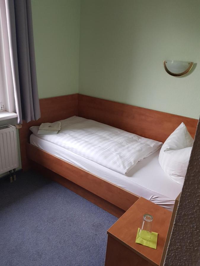 Hotel Zur Altstadt Calbe Buitenkant foto