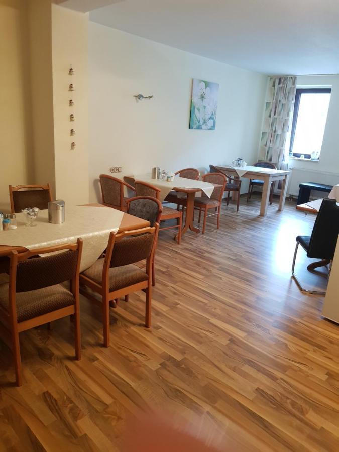 Hotel Zur Altstadt Calbe Buitenkant foto