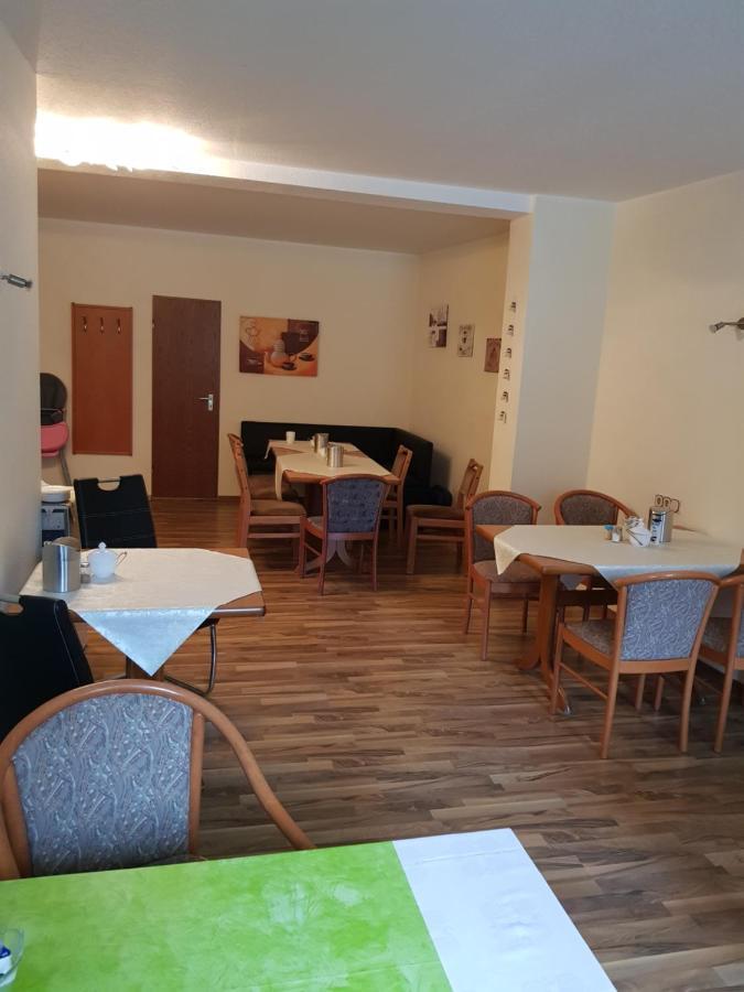 Hotel Zur Altstadt Calbe Buitenkant foto